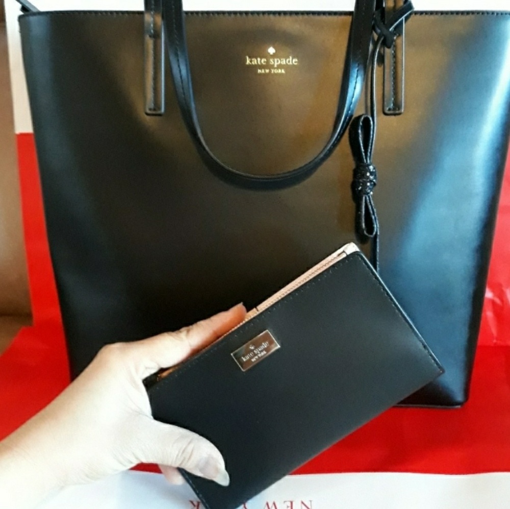 Kate Spade shoppers tote w/ wallet set - Picture 2 of 7